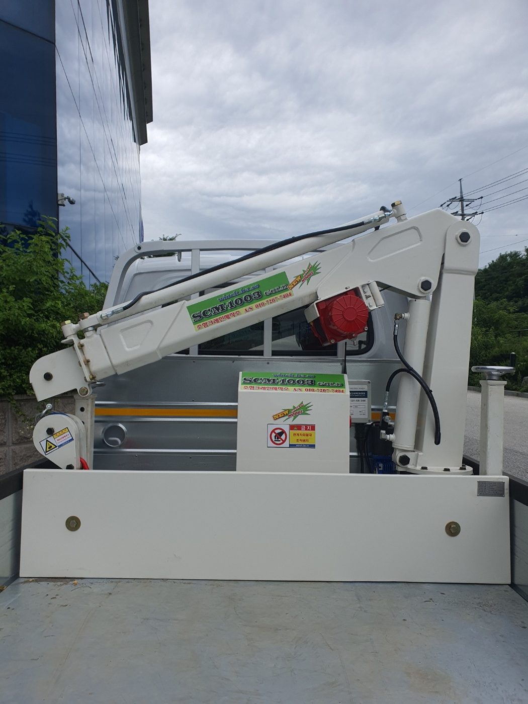 적재함에 수납한 SCM-1003 GOLD 고급형 소형 크레인