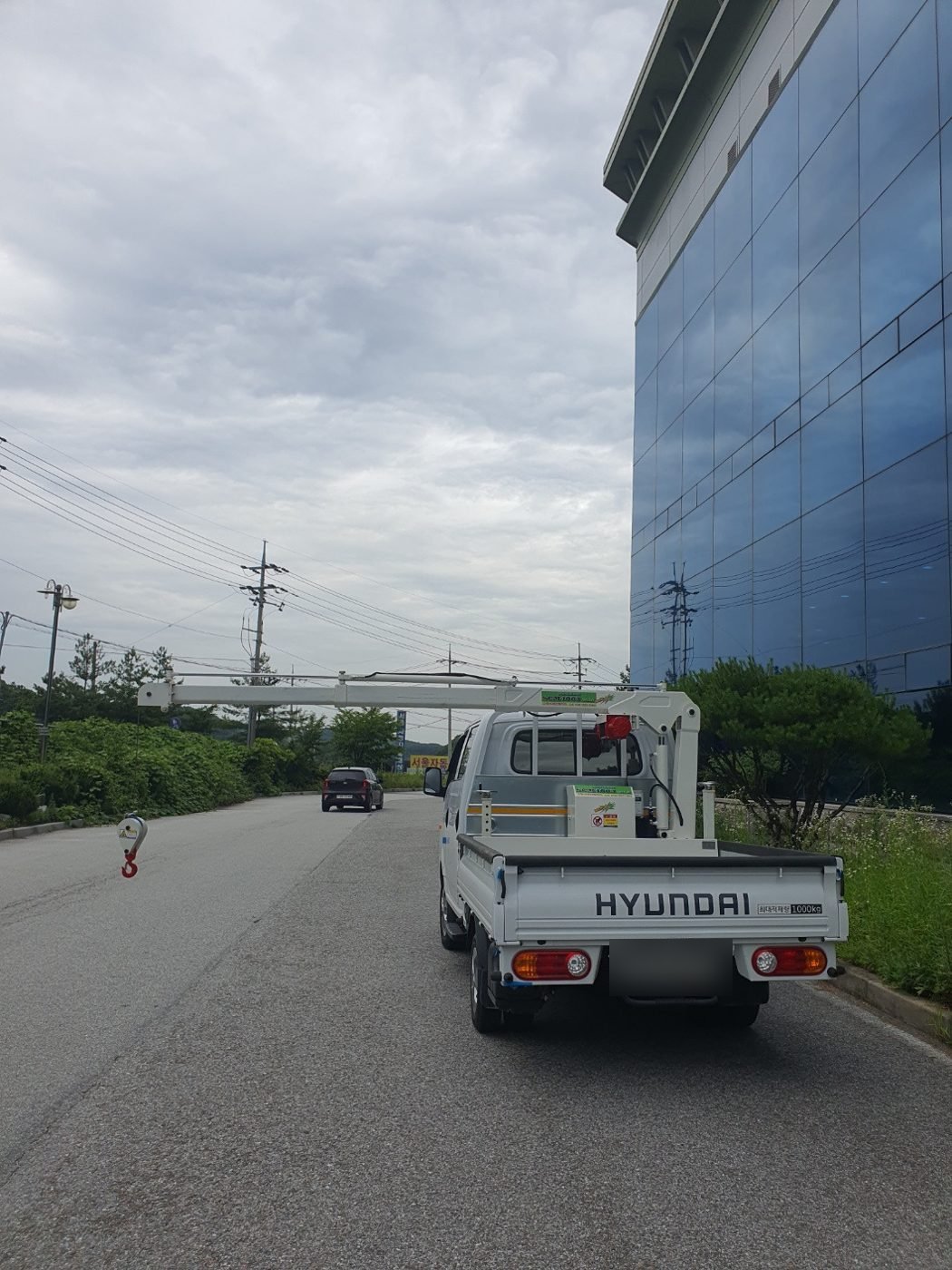 붐을 운전석 앞쪽으로 길게 뻗은 모습